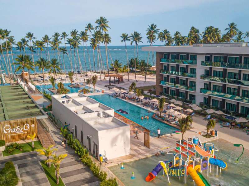 Vista aérea de piscina em frente ao mar da Praia de Ipioca do Maceió Mar All Inclusive