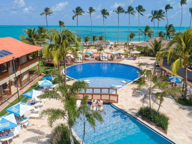 Vista aérea de piscina em frente ao mar do Salinas Maceió Resort