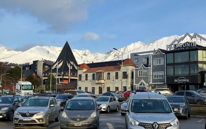 Quando ir pra Ushuaia, na Argentina: Vista panorâmica do centro da cidade com montanhas nevadas ao fundo