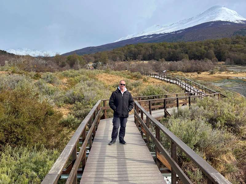 Homem em passarela no Parque Nacional Terra do Fogo