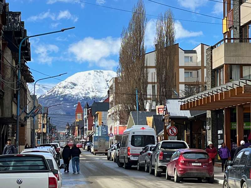 Rua do Centro de Ushuaia com montanha nevada ao fundo