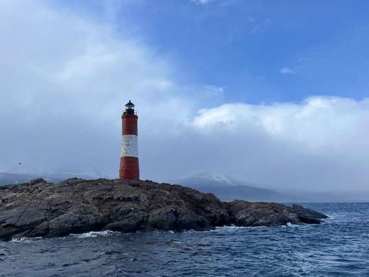 Farol no Canal de Beagle com montanha nevada ao fundo