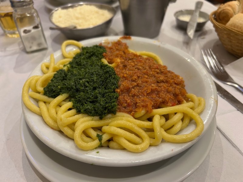 Vermicelli tuco e pesto do Pippo, dica entre os restaurantes baratos em Buenos Aires, com molho pesto e vermelho