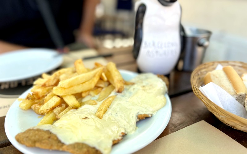 Milanesa de quatro queijos com batatas fritas do Barcelona Asturia, dica entre os restaurantes baratos em Buenos Aires