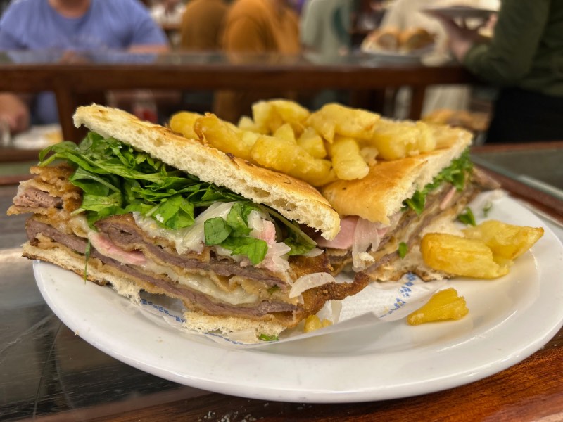 Sanduíche patagônico com batata frita no Café Paulin, dica de onde comer em Buenos Aires