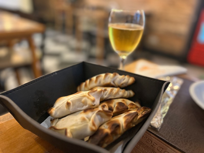 Empanadas e copo de cerveja no Nuestras Costumbres Criollas, dica de restaurante barato em Buenos Aires