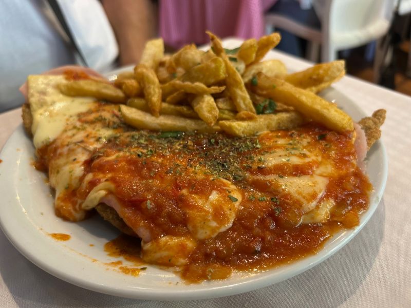 Milanesa napolitana com batatas fritas do La Martona de Arenales