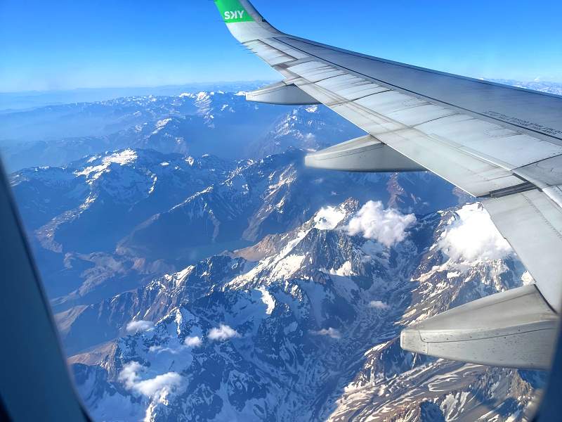 Janela de avião cruzando a Cordilheira dos Andes