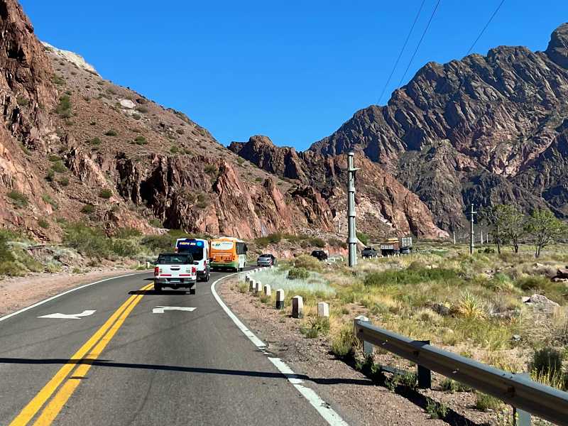 Estrada que liga Argentina ao Chile. Carro é uma das maneiras de ir do aeroporto de Mendoza ao centro da cidade