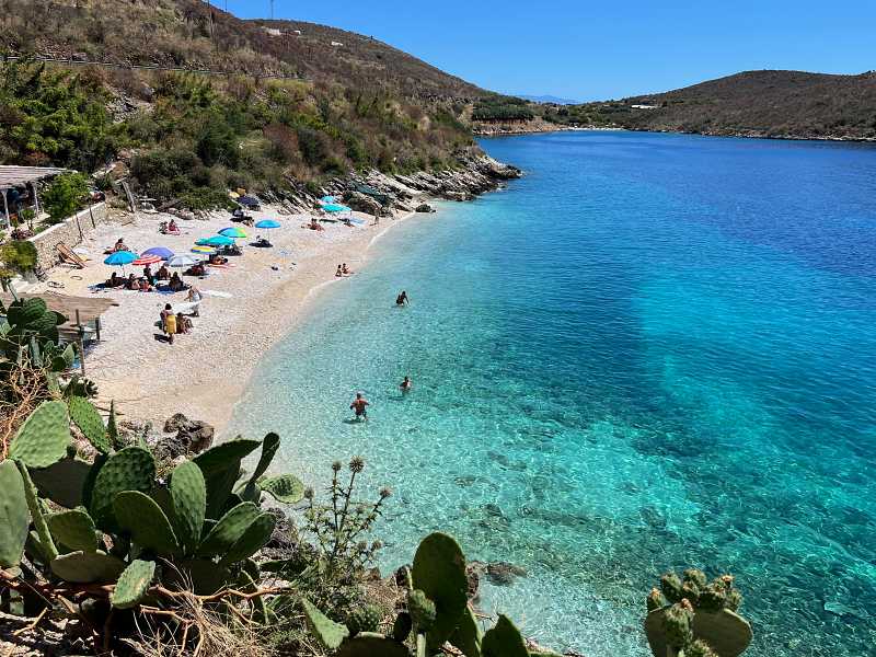 Praia em Himara: Albânia é um destino em alta pra viajar em 2025