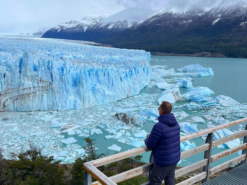 Homem observa Glaciar Perito Moreno em El Calafate, Argentina, destino em alta para viajar em 2025