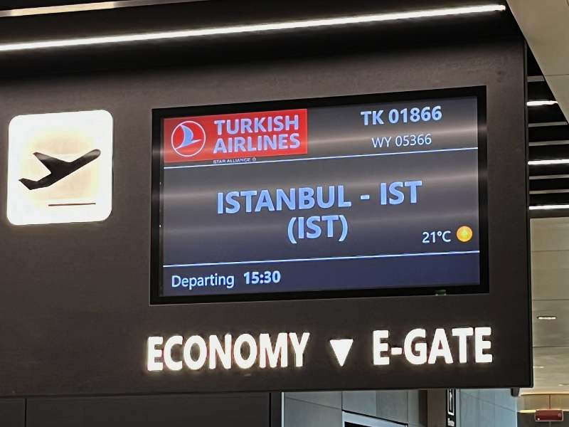 Painel de voo para Istambul no Aeroporto de Guarulhos, em São Paulo