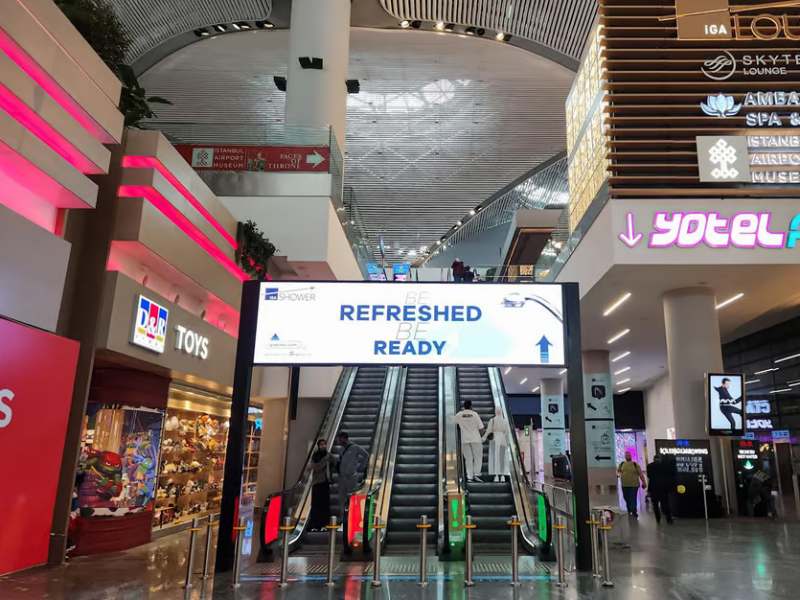 Vista da área de trânsito e duty free no Aeroporto de Istambul, na Turquia