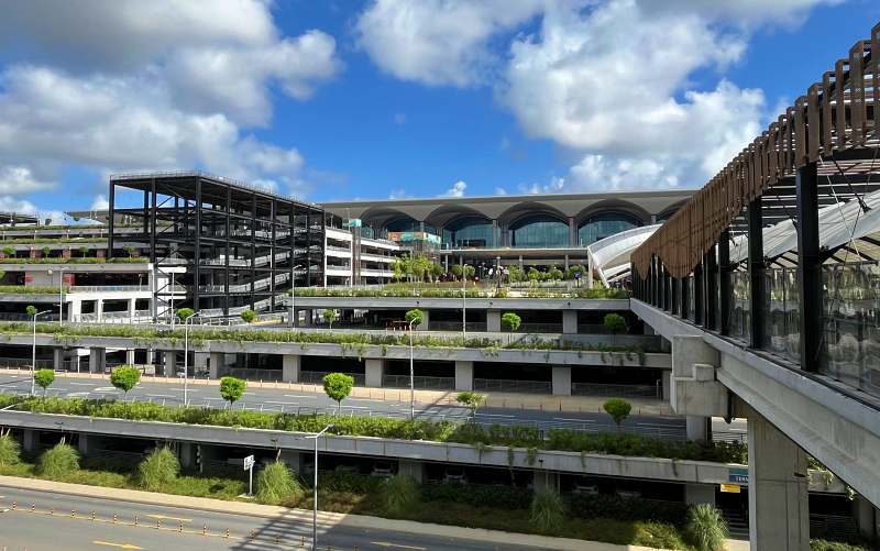 Vista externa do novo Aeroporto de Istambul, na Turquia, em dia ensolarado