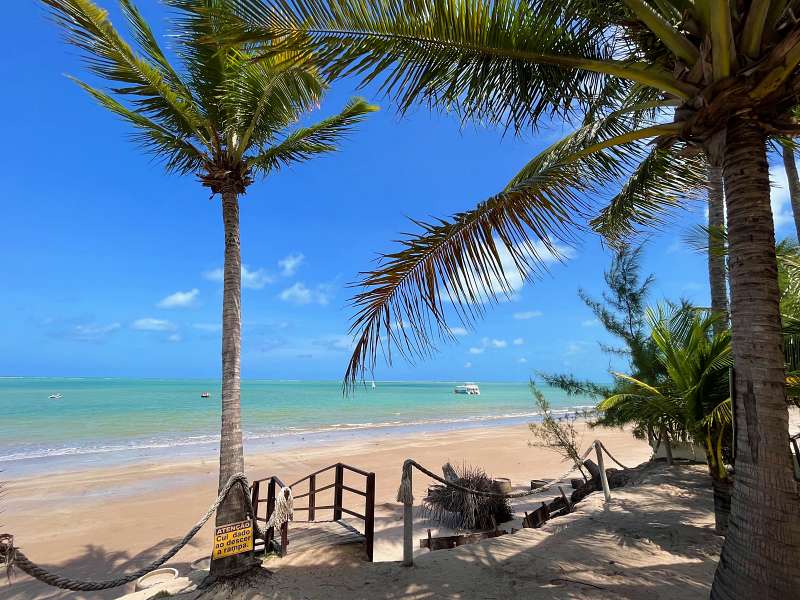 Praia deserta perto de João Pessoa em dia de sol, um dos destinos pra viajar em 2025