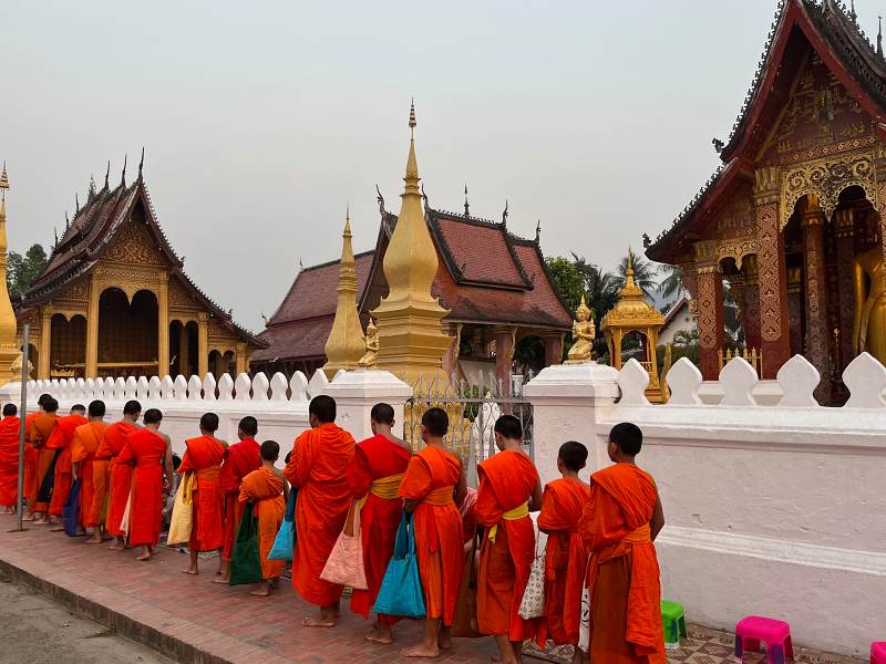 Monges na Ronda das Almas em Luang Prabang, no Laos