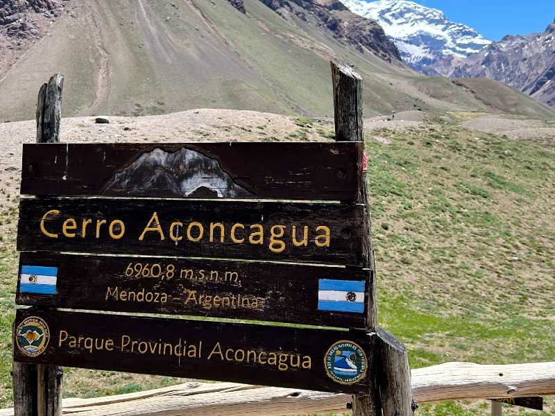 Placa em mirante para o Aconcágua mostra que a montanha tem 6960,8 metros