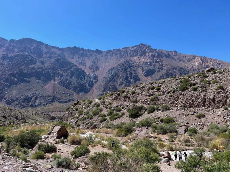 Vista das montanhas com pessoas embaixo durante tour pelo Aconcágua, dica de o que fazer em Mendoza