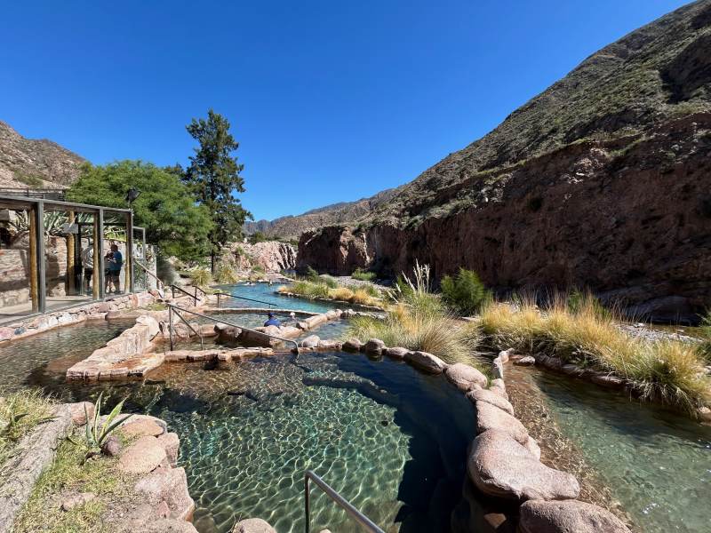 Piscinas com águas termais das Termas de Cacheuta, dica de o que fazer em Mendoza