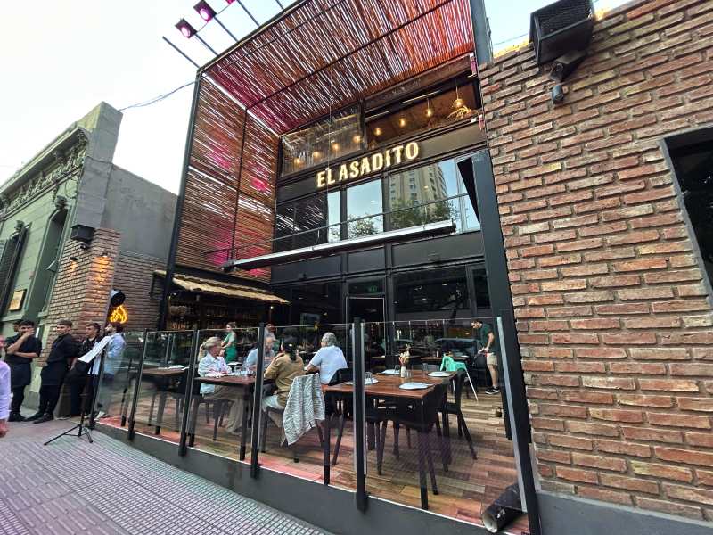 Parte externa do El Asadito, dica entre os restaurantes em Mendoza