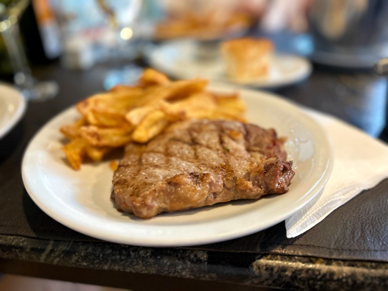 Ojo de bife com batatas fritas da Estancia La Pasión, dica de restaurante em Mendoza