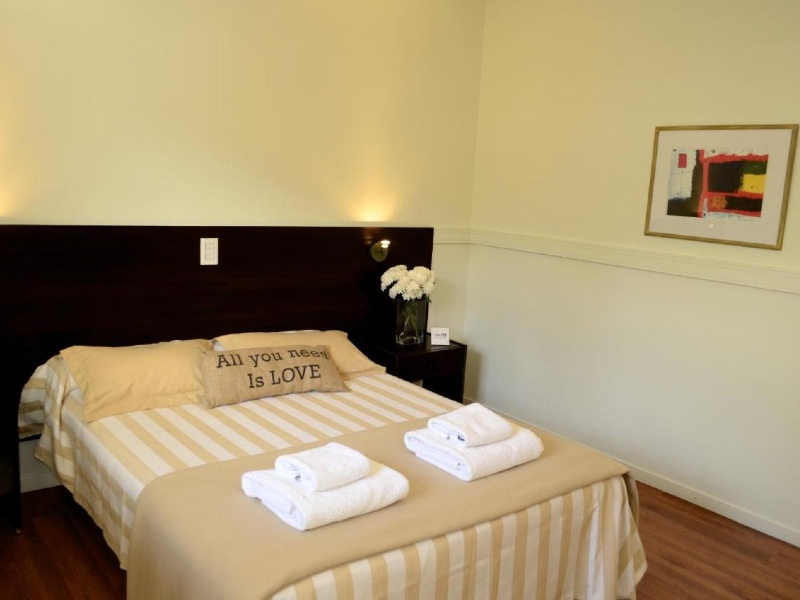 Quarto do Abril Boutique Hotel com cama de casal e quadro na parede