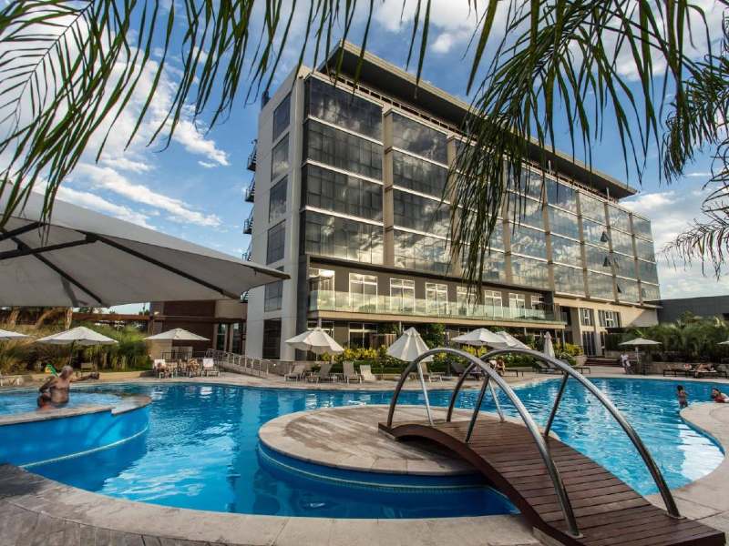 Piscina e área externa do Esplendor by Wyndham, dica de onde ficar em Mendoza