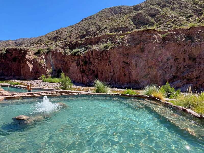 Piscina termal em Cacheuta. O verão é ótima opção na dúvida de quando ir para Mendoza, na Argentina