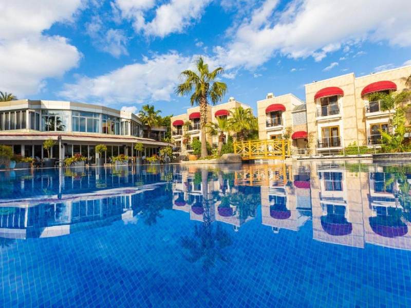 Área da piscina do Bodrium Otel & Spa com céu azul entre nuvens