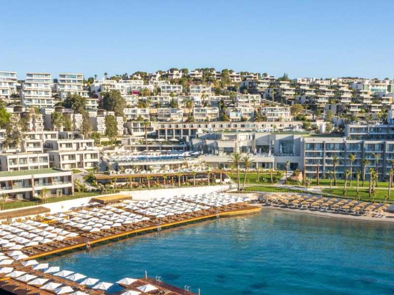 Vista externa do Mirada Exclusive, dica de hotel em Bodrum, com área privativa em frente ao mar