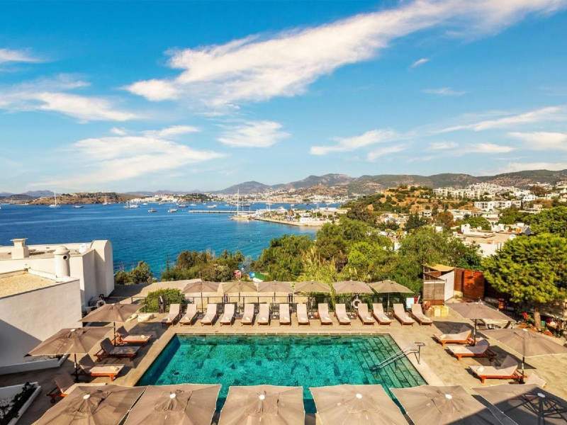 Área externa do Senses Hotel, dica de onde ficar em Bodrum, com piscina e vista para o mar