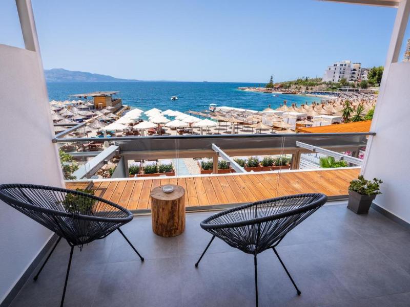 Varanda do Da Luz Boutique Hotel, dica de onde ficar em Saranda, com vista para o mar