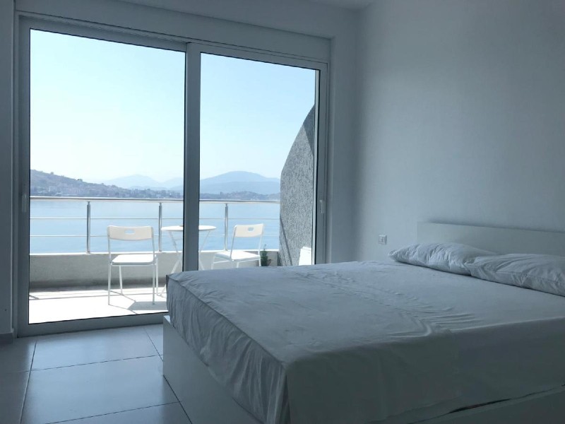 Quarto do Kristina Bellavista B&B, dica de onde ficar em Saranda, com cama de casal e varanda com vista para o mar