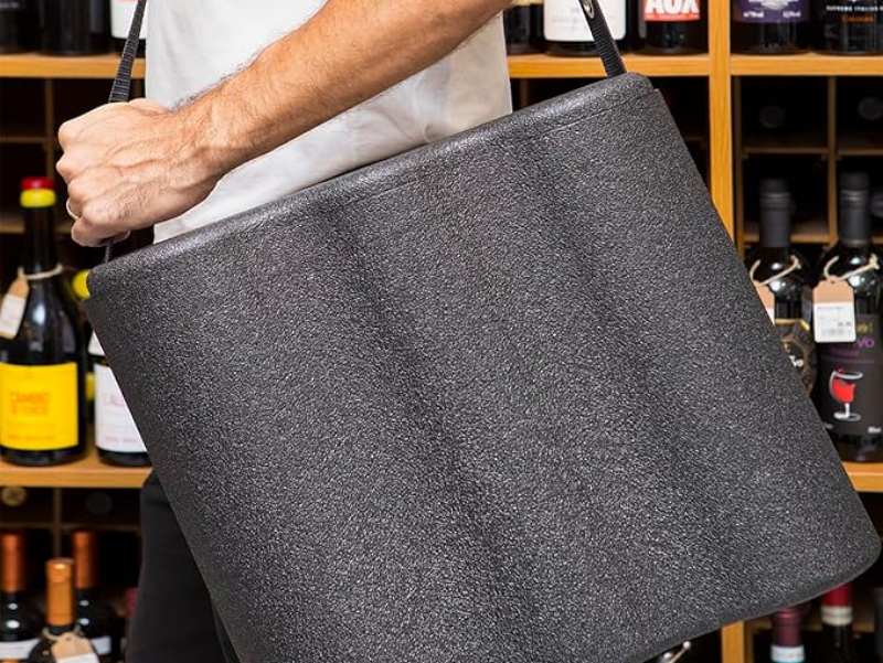 Homem carrega bolsa protetora para transportar vinho